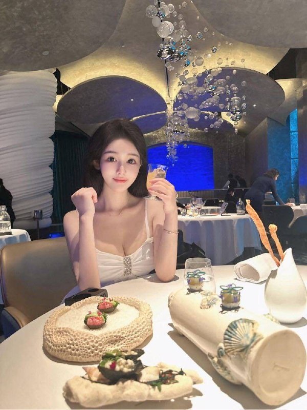 170D/05年🉑69舌吻双飞 无纹身皮肤巨白 图片 2