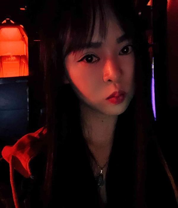 成都东站大胸尤物 图片 2