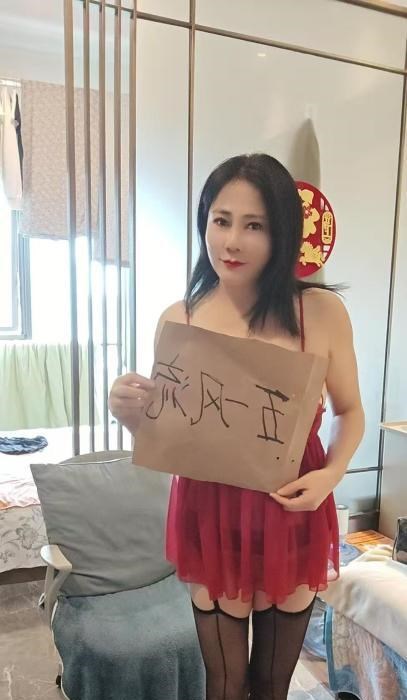 风情万种的少妇 图片 1