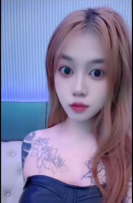 江岸大胸精神小妹 图片 3