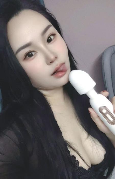 二刷熟女性感大白奶 图片 1