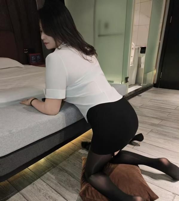 开福制服装风骚少妇 图片 2