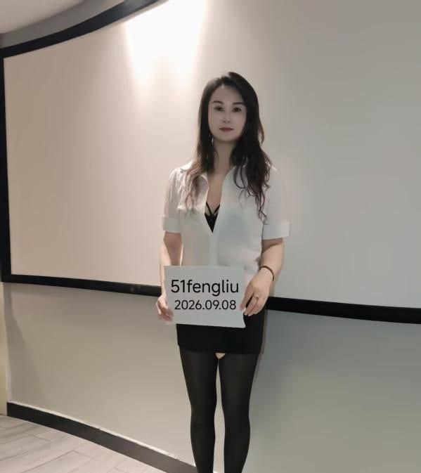 开福制服装风骚少妇 图片 3