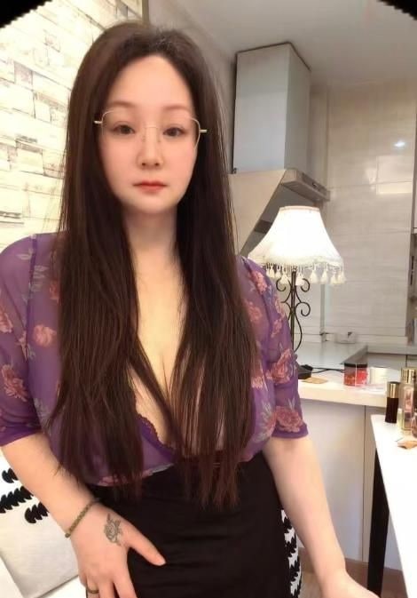 武进巨乳眼镜少妇 图片 3