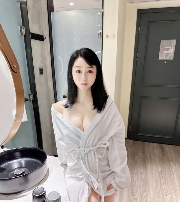 喷水御姐艾冰冰 图片 2