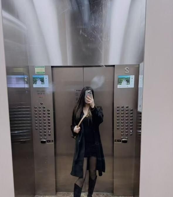 在校兼职嫩妹大长腿 图片 2