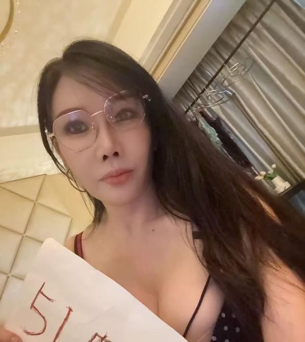 大胸眼镜少妇 图片 2