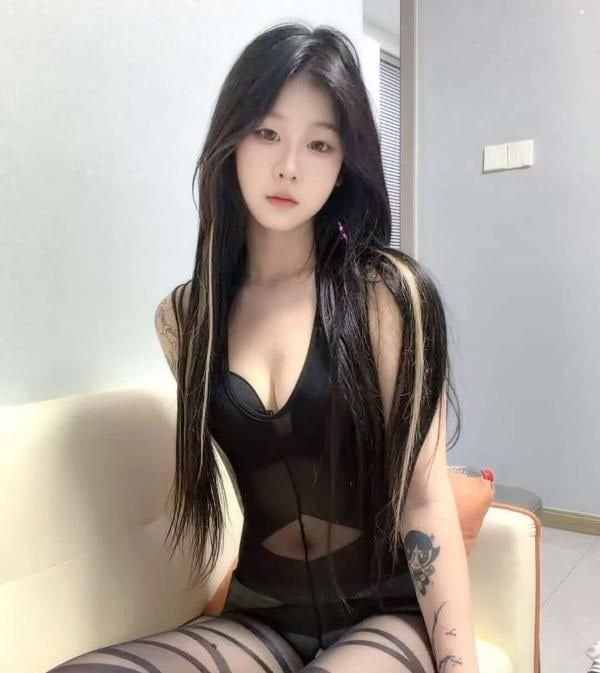 00后黑丝风骚小不点 图片 2