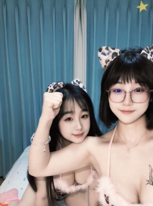 水嫩大奶双飞姐妹花 图片 3