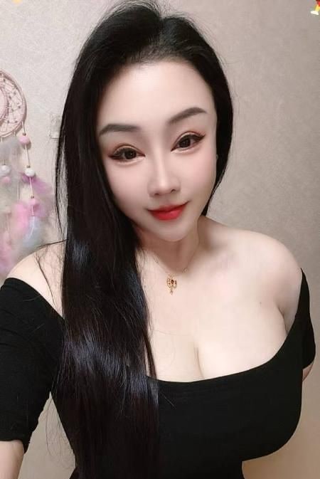 天然大胸翘臀丰满老师 图片 2
