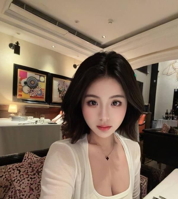 反差短发御姐颜值老师 图片 2
