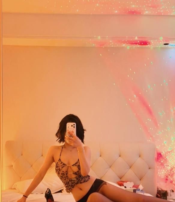 反差短发御姐颜值老师 图片 3