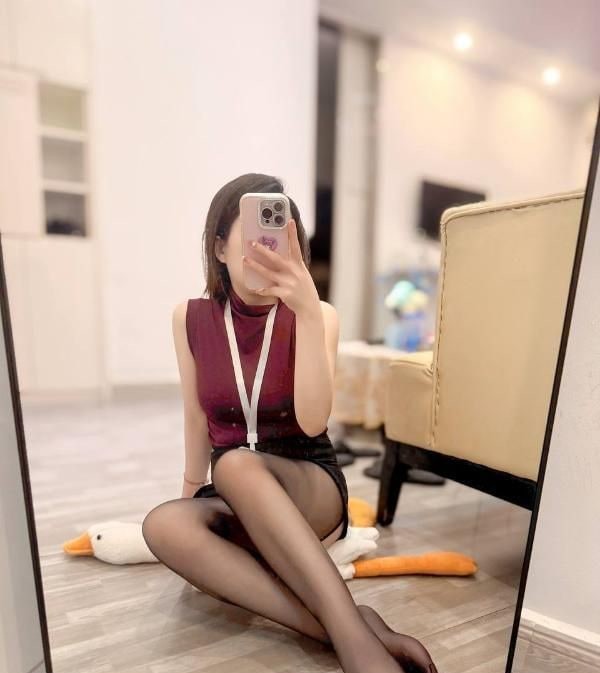 黑色拉丝榨精少妇 图片 1