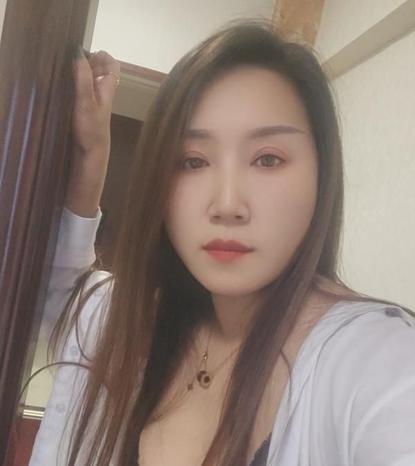 白云性感御姐 图片 2