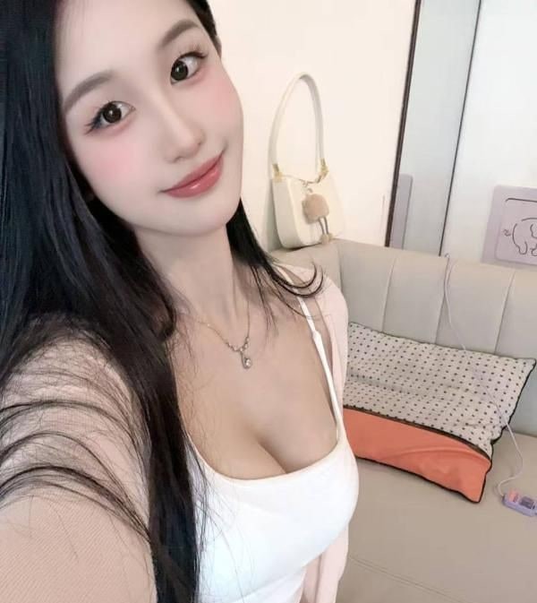 龙岗白皙美乳林熙 图片 2